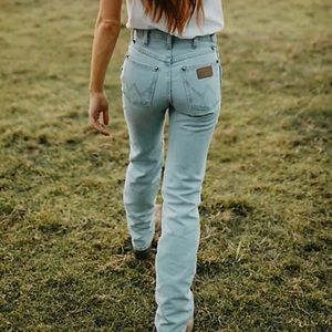 Wrangler Women's Cowboy Cut Slim Fit Jean in Bleach NWOT Size 11 x 34